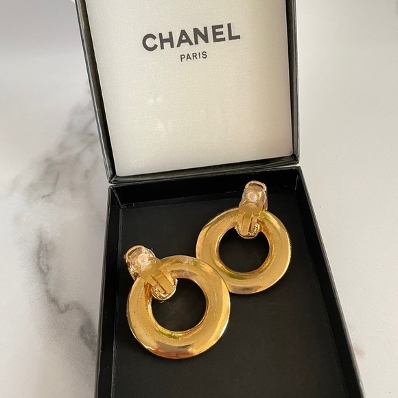 BEAUTIFUL CHANEL Vintage Crystal Gold Drop Clip-On Earrings - Picture 7 of 10